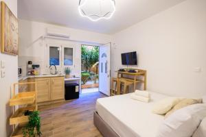 Μια τηλεόραση ή/και κέντρο ψυχαγωγίας στο Aiolos Lux and Easy suite near the sea
