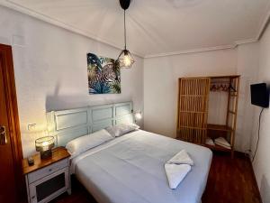 Postel nebo postele na pokoji v ubytování Atuaire Home Balcón con Vistas a la Catedral de Burgos