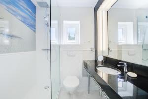 une salle de bain avec un lavabo et des toilettes dans l'établissement Windeby 3E, à Wenningstedt