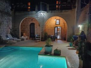 Bazén v ubytování Arkati house nebo v jeho okolí
