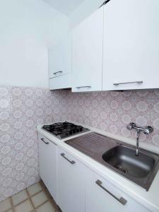 Kuchyňa alebo kuchynka v ubytovaní Apartment in Lido di Jesolo 25174