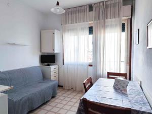 Televízia a/alebo spoločenská miestnosť v ubytovaní Apartment in Lido di Jesolo 25174