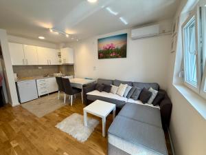 a living room with a couch and a table at Mirabela Apartman Sokobanja in Soko Banja