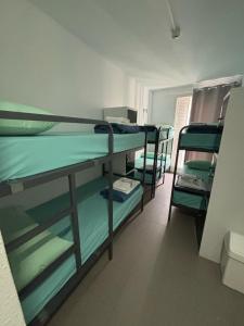 Motion Chueca Hostel客房内的一张或多张床位