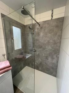 eine Dusche mit einer Glastür in einem Badezimmer in der Unterkunft Le Chalet de Marguerite in Francorchamps + 37 Fotos