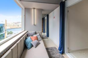 Area soggiorno di Designer - 60 Seconds to the Beach I Free Parking!