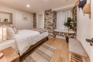Ένα ή περισσότερα κρεβάτια σε δωμάτιο στο North House - Elegant 1 Bedroom Suite +18 φωτογραφίες