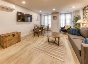 Χώρος καθιστικού στο North House - Elegant 1 Bedroom Suite