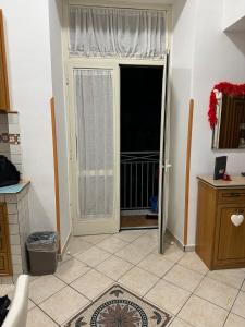 una cucina con porta aperta su una finestra di Casa Mia al Plebiscito a Napoli