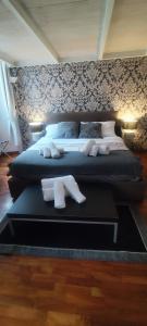 sypialnia z dużym łóżkiem z poduszkami w obiekcie Casa Tiffany Piazza di Spagna w Rzymie
