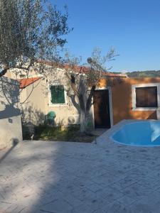 Bazén v ubytovaní Terezina wood house alebo v jeho blízkosti