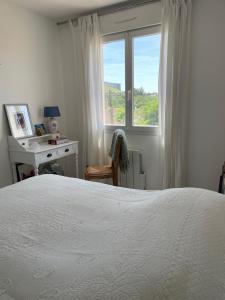 a bedroom with a bed and a desk and a window at Chambre privée en Provence in Villeneuve-lès-Avignon