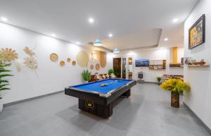 Biliár nebo kulečník v ubytování 5min Walk MyKhe Private Pool Villa