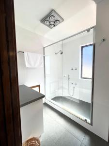 Bilik mandi di 17 Rare Urban Style 4br Nedlands &pool