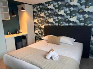Cama o camas de una habitación en Hotel Arc-En-Ciel Colmar Contact Hotel