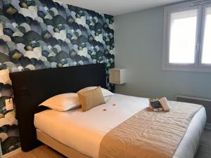 Cama o camas de una habitación en Hotel Arc-En-Ciel Colmar Contact Hotel