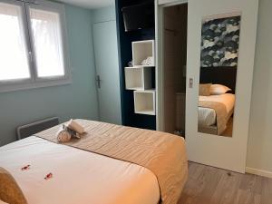 Cama o camas de una habitación en Hotel Arc-En-Ciel Colmar Contact Hotel