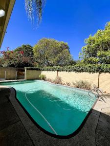 Kolam renang di atau dekat dengan 17 Rare Urban Style 4br Nedlands &pool