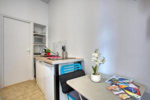 a small kitchen with a table and a counter top at Studio proche centre ville in Sarlat-la-Canéda +2 photos