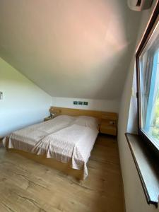 una camera da letto con un letto e una finestra di Ferienhaus Soline a Soline