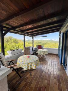 una veranda riparata con tavolo e sedie di Ferienhaus Soline a Soline