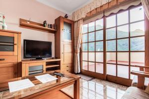 Μια τηλεόραση ή/και κέντρο ψυχαγωγίας στο Solarium Agaete Valley Retreat 3-BR