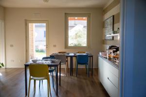 a kitchen and dining room with a table and chairs at B&B LA VALLUNA in Erbusco