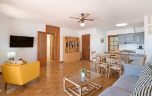 een woonkamer met een bank en een tafel bij Puerto Chico 7 in Playa Blanca