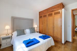 een slaapkamer met een groot bed met blauwe handdoeken bij Puerto Chico 7 in Playa Blanca +25 foto's