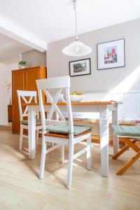 a dining room with a white table and chairs at Ferienwohnung Jungblut am Marktplatz in Schlitz in Schlitz