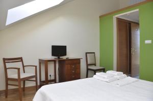 A television and/or entertainment centre at Amanecer en Campos