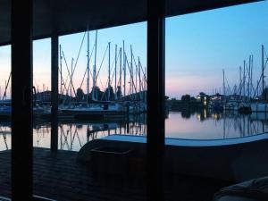 Un paisaje natural cerca del barco