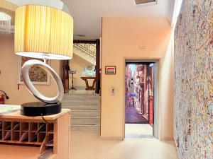 a room with a hallway with a mirror on a table at Hotel Nuvò in Naples