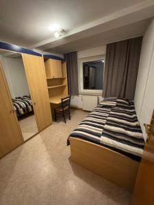 Postel nebo postele na pokoji v ubytování 2-Raum Ferienwohnung Zentrumsnah Plauen