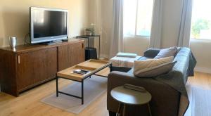 バレンシアにあるKOA Centric, comfy in Ruzafaのソファとテレビのあるリビングルーム