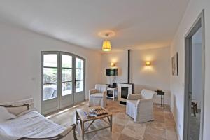 a living room with a couch and chairs and a table at Villa Doce Lar in Lioux