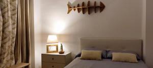 バレンシアにあるKOA Centric, comfy in Ruzafaのベッドルーム1室(ナイトスタンド、ランプ付)