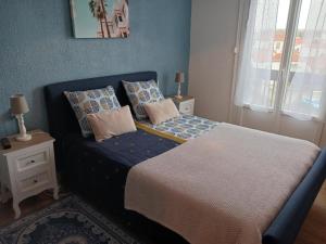 Posteľ alebo postele v izbe v ubytovaní APPARTEMENT T2 confort,Parking,balcon,près Parc des Expositions,10 minutes plage
