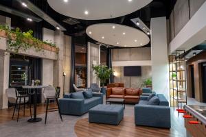クラクフにあるHotel Convictus Cracovia for business & travellersのソファ、椅子、テーブルのあるロビー