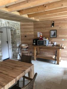 Kuchyň nebo kuchyňský kout v ubytování L'Hôtel Enfoncé, chambres d'hôtes