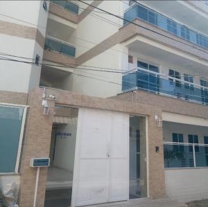 un edificio con una porta bianca di garage davanti di Loft 2 Quadras da Praia a Rio de Janeiro