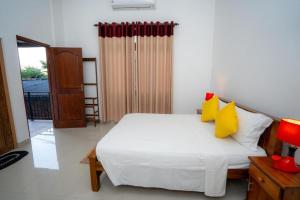 Postel nebo postele na pokoji v ubytování Kandy Grand Hill