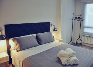 Katil atau katil-katil dalam bilik di Apto La Estambrera IV Wifi y Aire Acondicionado