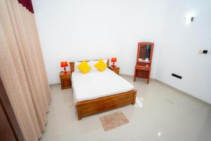 Postel nebo postele na pokoji v ubytování Kandy Grand Hill