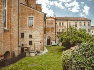 an alley between two old brick buildings with a yard at BRE Apartments - Aedes in Vicenza