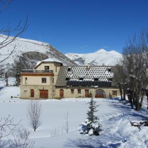 La Roche-des-ArnaudsにあるLe Clos de Lumièreの雪山の大きな建物