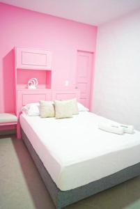 Hotel Chromatic房間的床