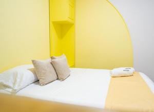 Hotel Chromatic房間的床
