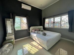 Ένα ή περισσότερα κρεβάτια σε δωμάτιο στο บ้านมีสุข แก่งกระจาน