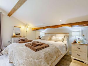 ein Schlafzimmer mit einem großen Bett mit zwei Kissen darauf in der Unterkunft 3 Bed in Whitchurch 73192 in Whitchurch